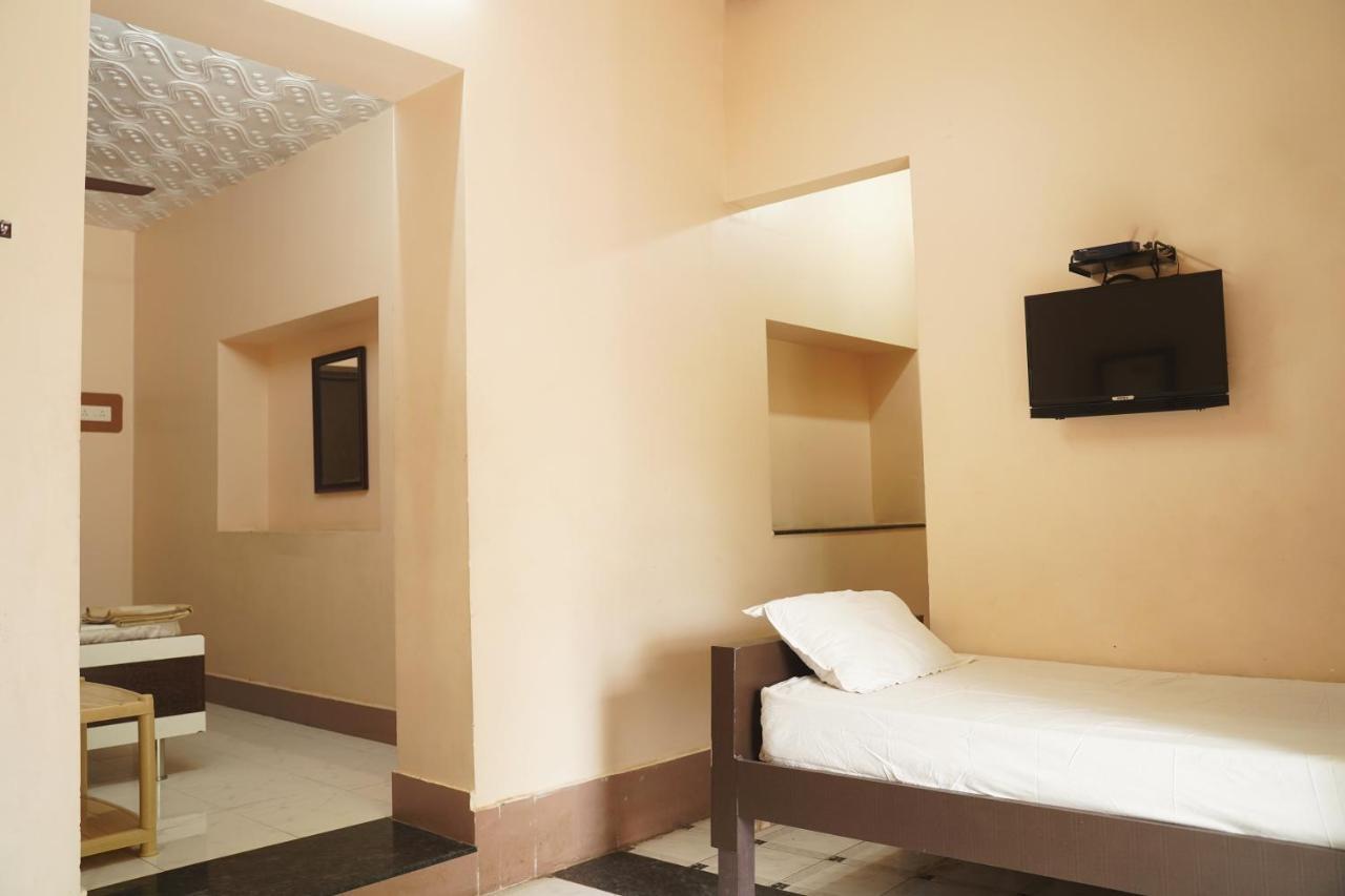 Sowmya Lodge Tiruchirappalli Buitenkant foto